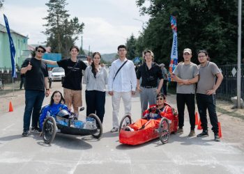 Студенттер арасында қолдан жасалған көліктер жарысы өтті