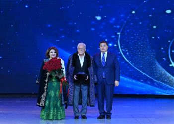 Домбырасын қолға алғанда рухтанып, қазақ деген талантты халықтың таза болмысын көз алдыңа әкеледі