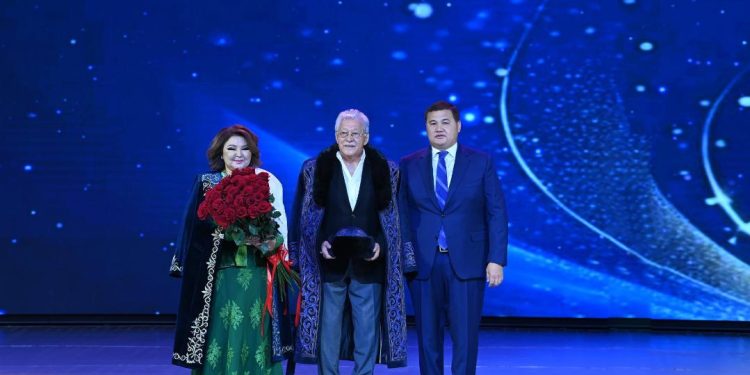 Домбырасын қолға алғанда рухтанып, қазақ деген талантты халықтың таза болмысын көз алдыңа әкеледі