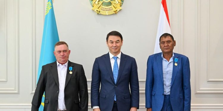 Алматы әкімі Мемлекет басшысының атынан мемлекеттік марапаттарды табыс етті