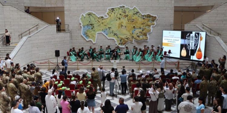 Алматыда «Күмбірле, қоңыр домбыра» атты көрме ашылды