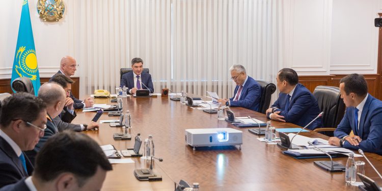 Олжас Бектенов өткізу пункттерін жаңғырту барысы туралы жиын өткізді