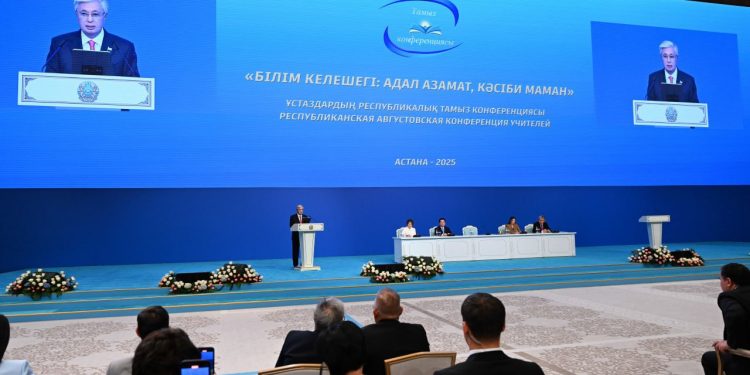 Қасым-Жомарт Тоқаев: «Елдің ертеңі мұғалімдерге тікелей байланысты»