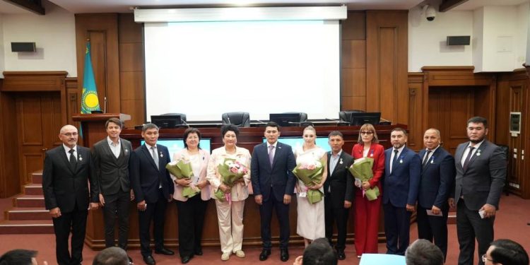 Спорт күні қарсаңында жаттықтырушылар, дәрігерлер, әдіскерлер, инженерлер және спортшылар марапатталды