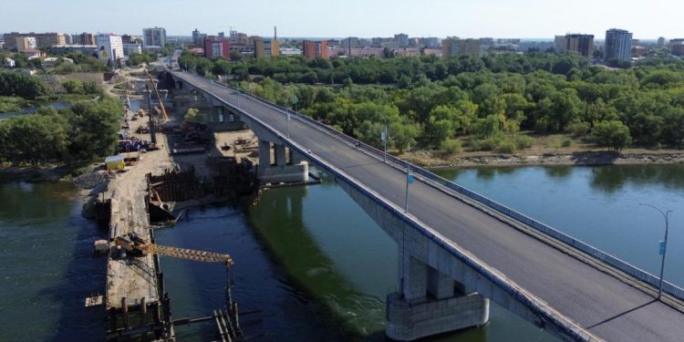 Семей қаласындағы ескі көпірдің асфальты толық жаңартылды