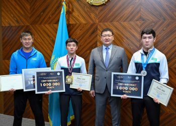 Облыс әкімі грек-рим күресінен әлем чемпионатының жүлдегерлерімен кездесті