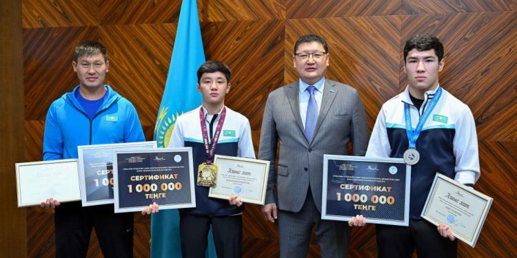 Облыс әкімі грек-рим күресінен әлем чемпионатының жүлдегерлерімен кездесті