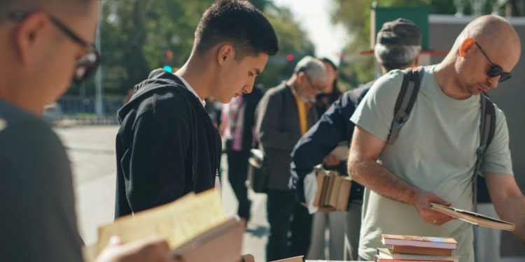 Сюрпризы, скидки и живые истории: чем удивляет KitapFest 2025 на Арбате