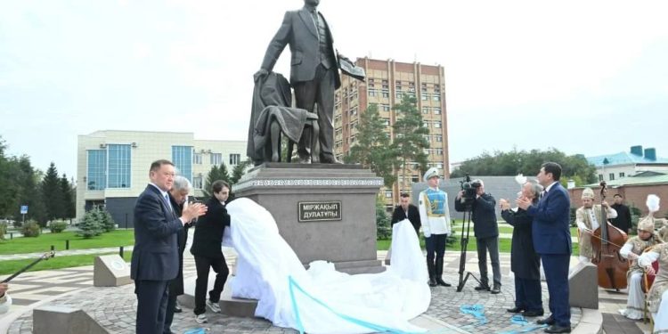 Қостанайда Міржақып Дулатұлының 140 жылдығына орай ескерткіш ашылды