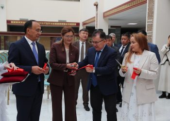 Электронный нос, цифровой гид для незрячих, AI-аватар: исследователи ЕНУ презентовали ИИ проекты на выставке AI Expo