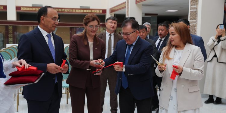 Электронный нос, цифровой гид для незрячих, AI-аватар: исследователи ЕНУ презентовали ИИ проекты на выставке AI Expo