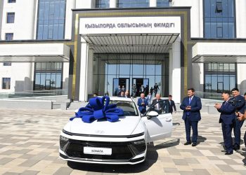 ҚЫЗЫЛОРДА ОБЛЫСЫНЫҢ ӘКІМІ ӘЛЕМ ЧЕМПИОНЫ МЕН БАПКЕРІНЕ ПӘТЕР ЖӘНЕ КӨЛІК КІЛТТЕРІН ТАБЫС ЕТТІ