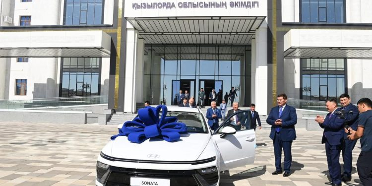 ҚЫЗЫЛОРДА ОБЛЫСЫНЫҢ ӘКІМІ ӘЛЕМ ЧЕМПИОНЫ МЕН БАПКЕРІНЕ ПӘТЕР ЖӘНЕ КӨЛІК КІЛТТЕРІН ТАБЫС ЕТТІ