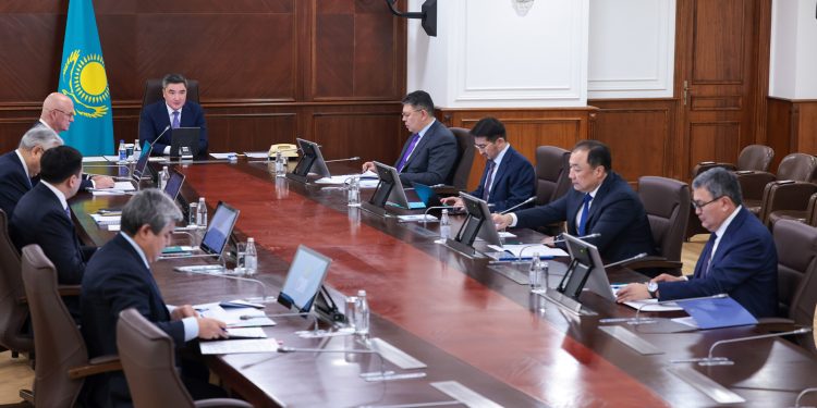 Олжас Бектенов электр энергетикасын дамыту және цифрландыру мәселелері жөніндегі Үкімет отырысын өткізді