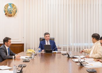 Олжас Бектенов Қазақстандық IT-мамандармен әлеуметтік саладағы және өнеркәсіптегі стартаптарды талқылады