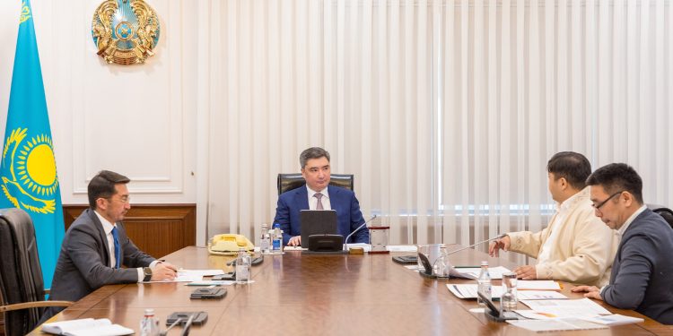 Олжас Бектенов Қазақстандық IT-мамандармен әлеуметтік саладағы және өнеркәсіптегі стартаптарды талқылады