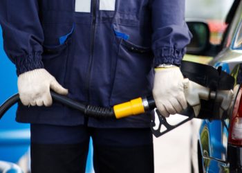 Российские АЗС обвинили в махинациях и торговле разбавленным бензином