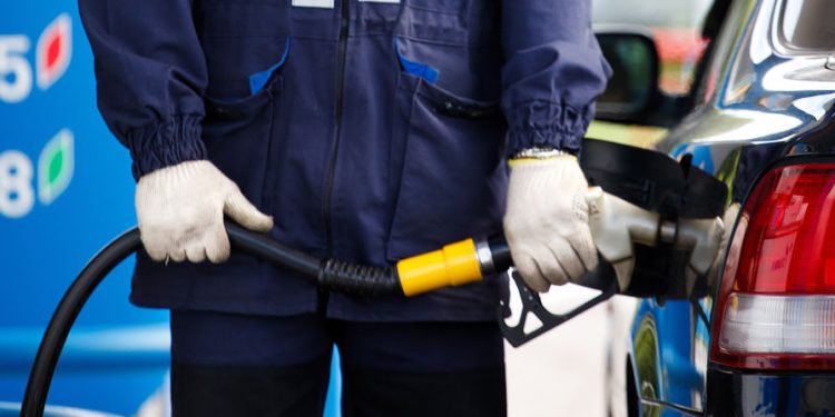 Российские АЗС обвинили в махинациях и торговле разбавленным бензином