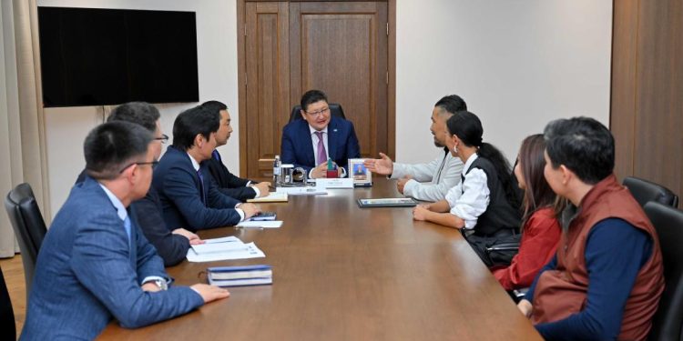 Мұстафа Өзтүріктің қызы Неслиханмен кездесті