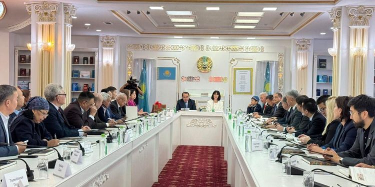 Абай Құнанбайұлының жеті тілге аударылған кітабының тұсауы кесілді