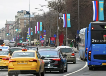 Тоқаевтың Ресейге сапары қарсаңында Мәскеуде екі елдің тулары ілінді