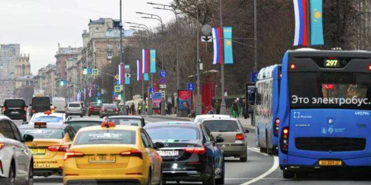 Тоқаевтың Ресейге сапары қарсаңында Мәскеуде екі елдің тулары ілінді