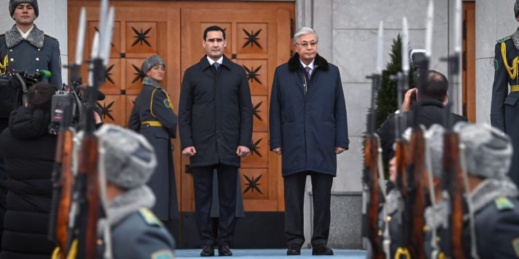 Қасым-Жомарт Тоқаев Қазақстанға мемлекеттік сапармен келген Түрікменстан Президенті Сердар Бердімұхамедовті қарсы алды