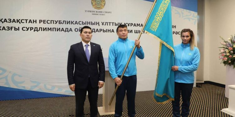 Ербол Мырзабосынов вручил Государственный флаг Казахстана национальной сборной в преддверии XXV Сурдлимпийских игр