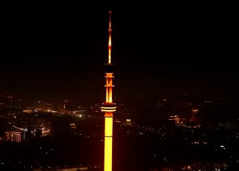 Алматыдағы Көктөбе телемұнарасы мен қаланың өзге де маңызды нысандары қызғылт сары түске көмкерілді.