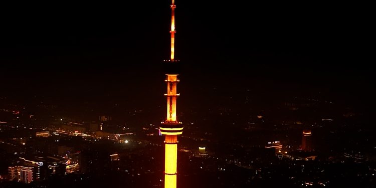 Алматыдағы Көктөбе телемұнарасы мен қаланың өзге де маңызды нысандары қызғылт сары түске көмкерілді.