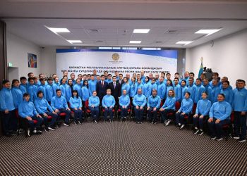 Ербол Мырзабосынов вручил Государственный флаг Казахстана национальной сборной в преддверии XXV Сурдлимпийских игр