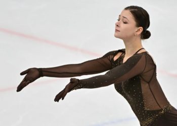 Тарихи медаль: Мәнерлеп сырғанаушы Софья Самоделкина Гран-при кезеңінде күміс жүлде иеленді