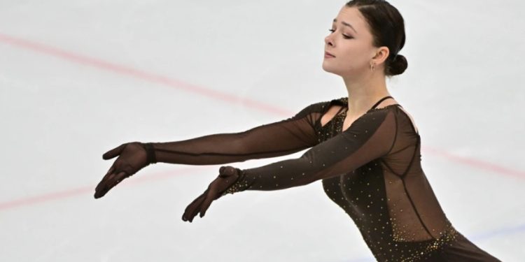 Тарихи медаль: Мәнерлеп сырғанаушы Софья Самоделкина Гран-при кезеңінде күміс жүлде иеленді