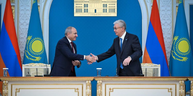 Қасым-Жомарт Тоқаев пен Никол Пашинян БАҚ өкілдеріне арналған брифинг өткізді