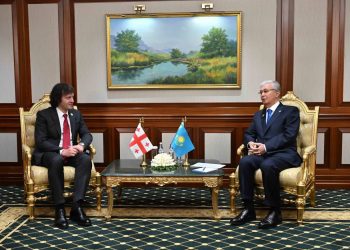 Ашхабадтағы халықаралық форум аясында Қасым-Жомарт Тоқаев Грузия Премьер-министрі Ираклий Кобахидземен кездесті