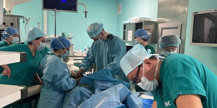 2025 ЖЫЛЫ ДӘРІГЕРЛЕР ФЕТАЛДЫҚ ХИРУРГИЯНЫҢ АРҚАСЫНДА 105 БОЛАШАҚ НӘРЕСТЕНІҢ ӨМІРІН САҚТАП ҚАЛДЫ