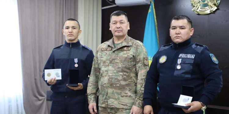 Ұлытау облысында өрт кезінде балаларды құтқарған полиция қызметкерлері марапатталды