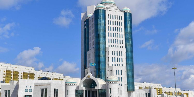 Сенат ЛГБТ насихаттауға тыйым салатын заңды мақұлдады