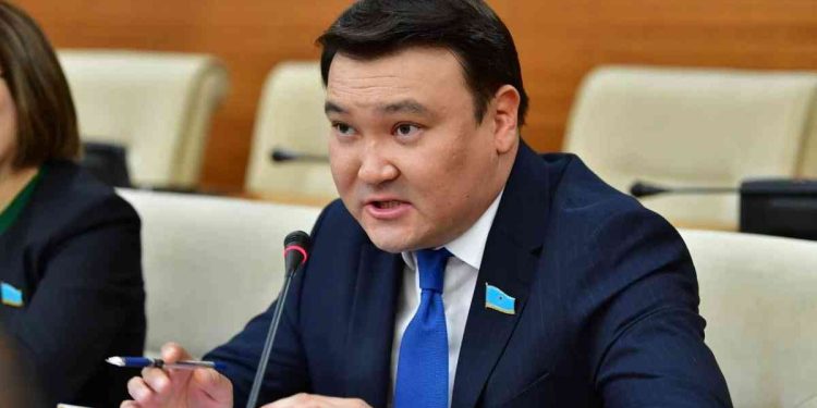 “Медаль алмаған кім қалды?”: Мақсат Толықбай атаққұмарлық дертке айналып бара жатқанын айтты