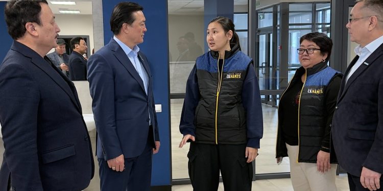 Депутаты Мажилиса обсудили вопросы поддержки детского спорта с жителями Жезказгана