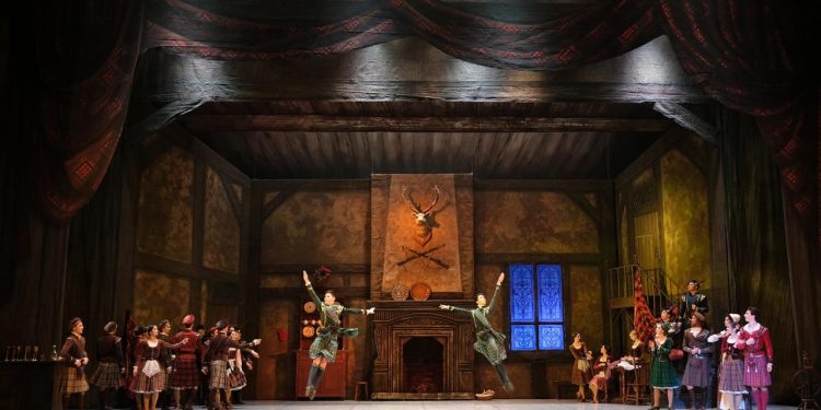 Абай атындағы опера және балет театры Сингапурде өнер көрсетеді