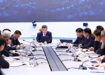 Олжас Бектенов сарапшылармен экономиканы дамыту мәселелерін талқылады