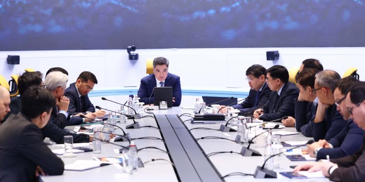 Олжас Бектенов сарапшылармен экономиканы дамыту мәселелерін талқылады