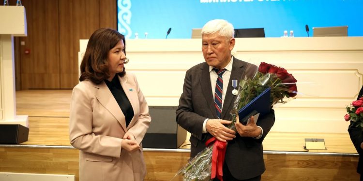 Мұғалім мәртебесі – ел мерейі: Қазақстан педагогтердің еңбек жағдайы бойынша әлемдік көшбасшылар қатарында