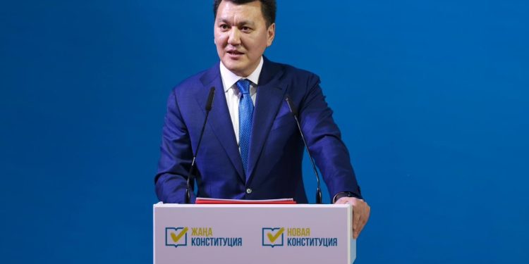 Жаңа Ата Заңда «адам» сөзі 76 рет кездеседі: Ерлан Қарин жаңа Конституция жобасының басты ерекшелігін атады