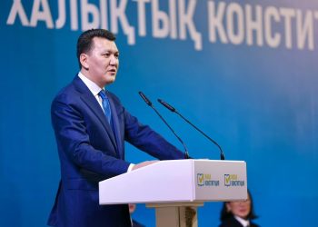 Жабық кабинетте емес, елдің көзінше жазылды: Ерлан Қарин жаңа Конституцияны әзірлеудің ерекшелігін атады