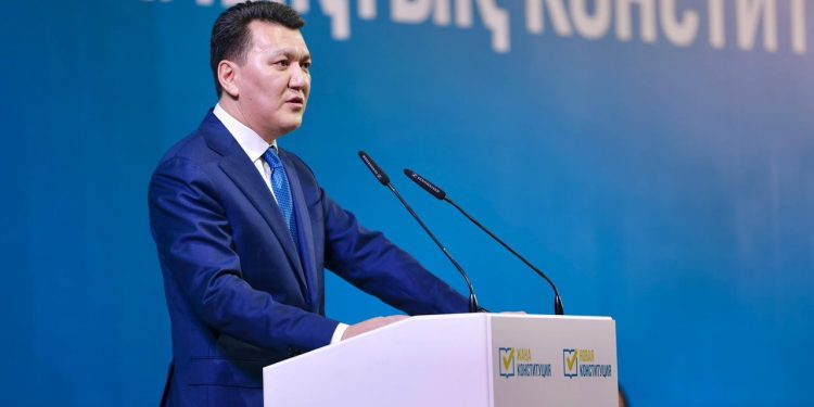 Жабық кабинетте емес, елдің көзінше жазылды: Ерлан Қарин жаңа Конституцияны әзірлеудің ерекшелігін атады