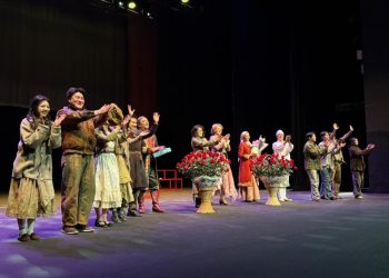 Астанада «Париждегі екі әйел» спектаклінің премьерасы өтті