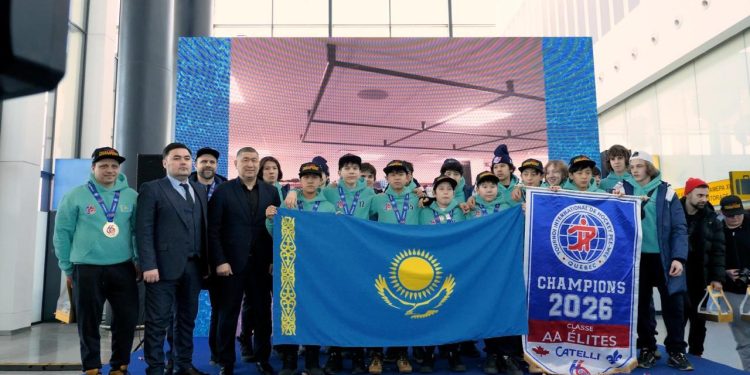 Pee-Wee халықаралық турнирінің чемпиондары: астаналық жас хоккейшілер елге оралды