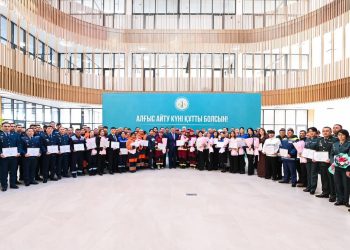 АЙМАҚ БАСШЫСЫ АЛҒЫС АЙТУ КҮНІНЕ ОРАЙ БІРҚАТАР САЛАНЫҢ ҚЫЗМЕТКЕРЛЕРІН МАРАПАТТАДЫ